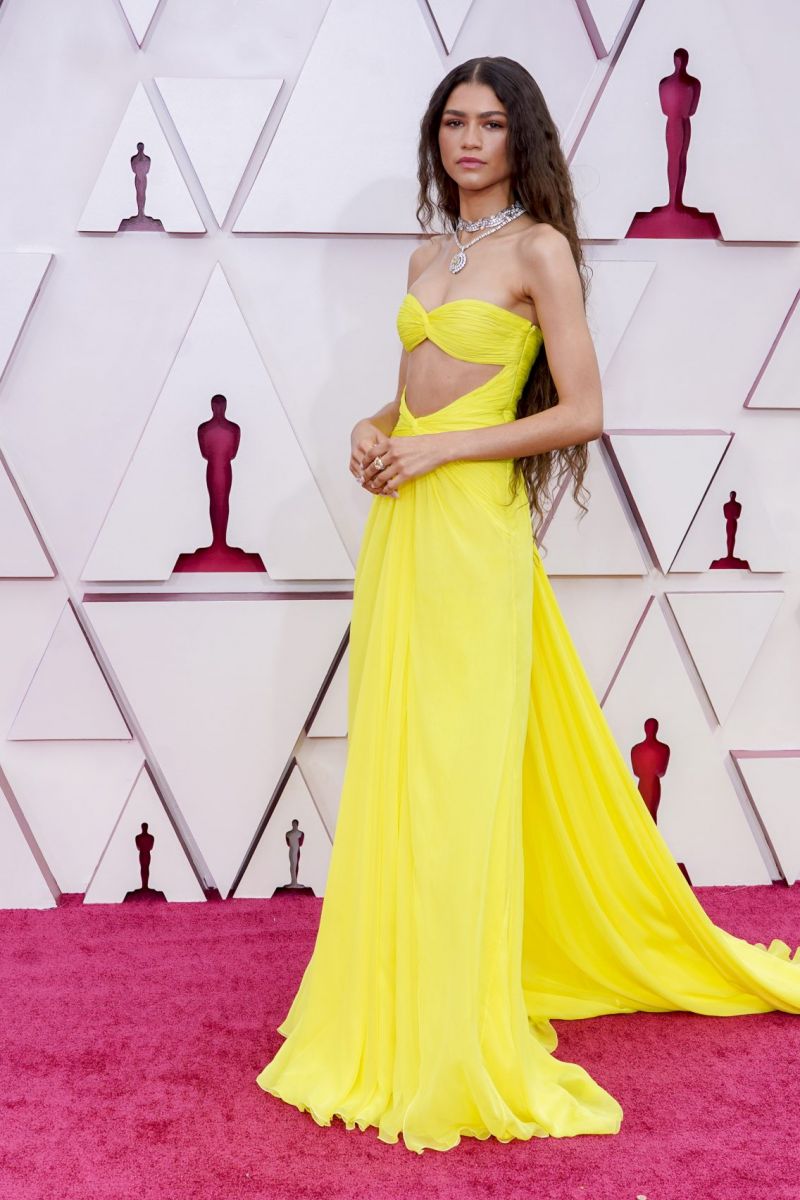 Zendaya Wears Valentino Gown To The 2021 Oscars - Girls United