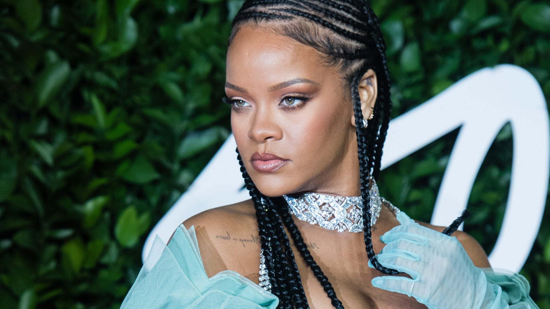 Rihanna Is Officially A Billionaire