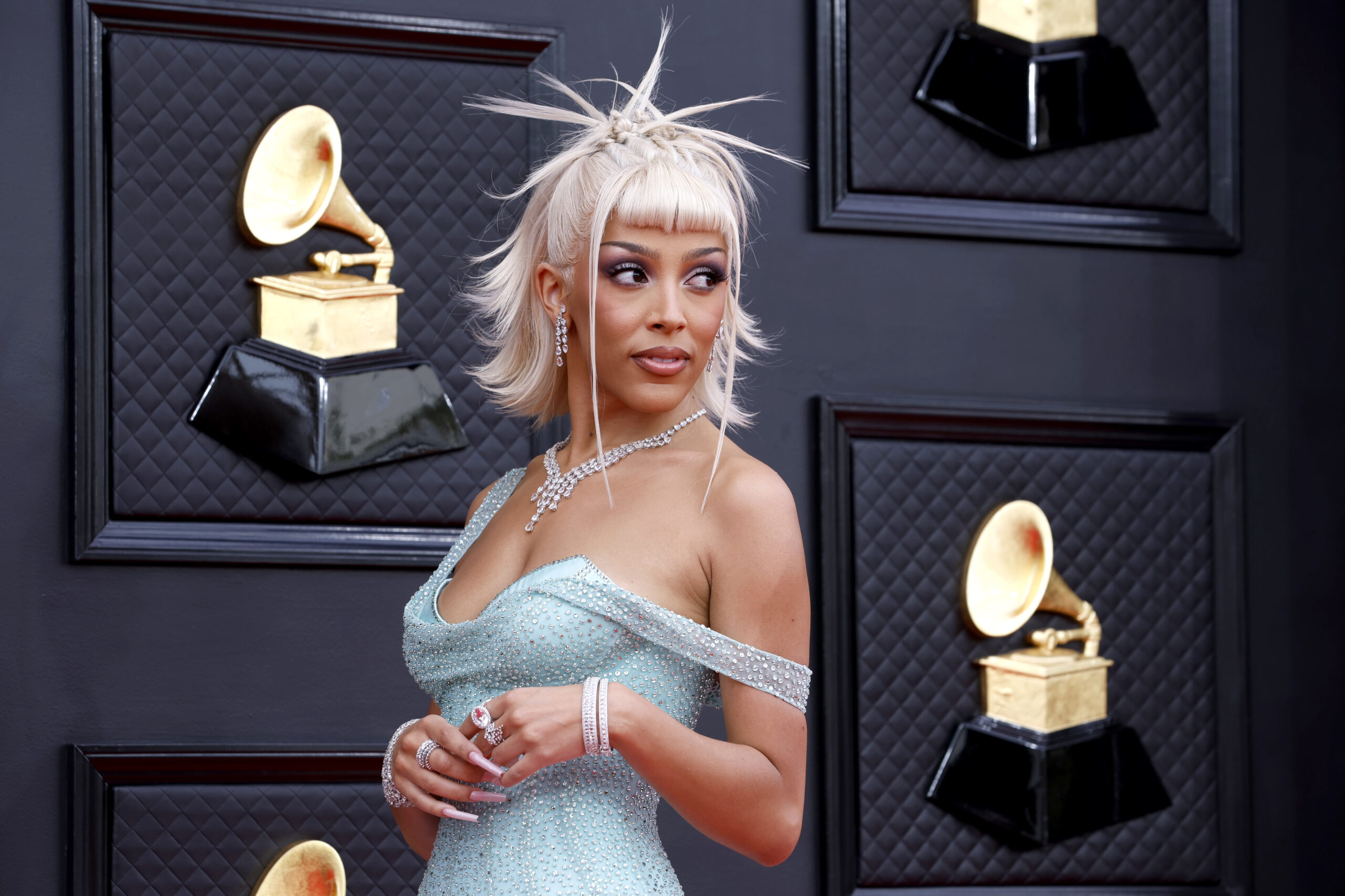 How To Recreate Doja Cat’s Nostalgic, Blonde Hairstyle From The Grammys