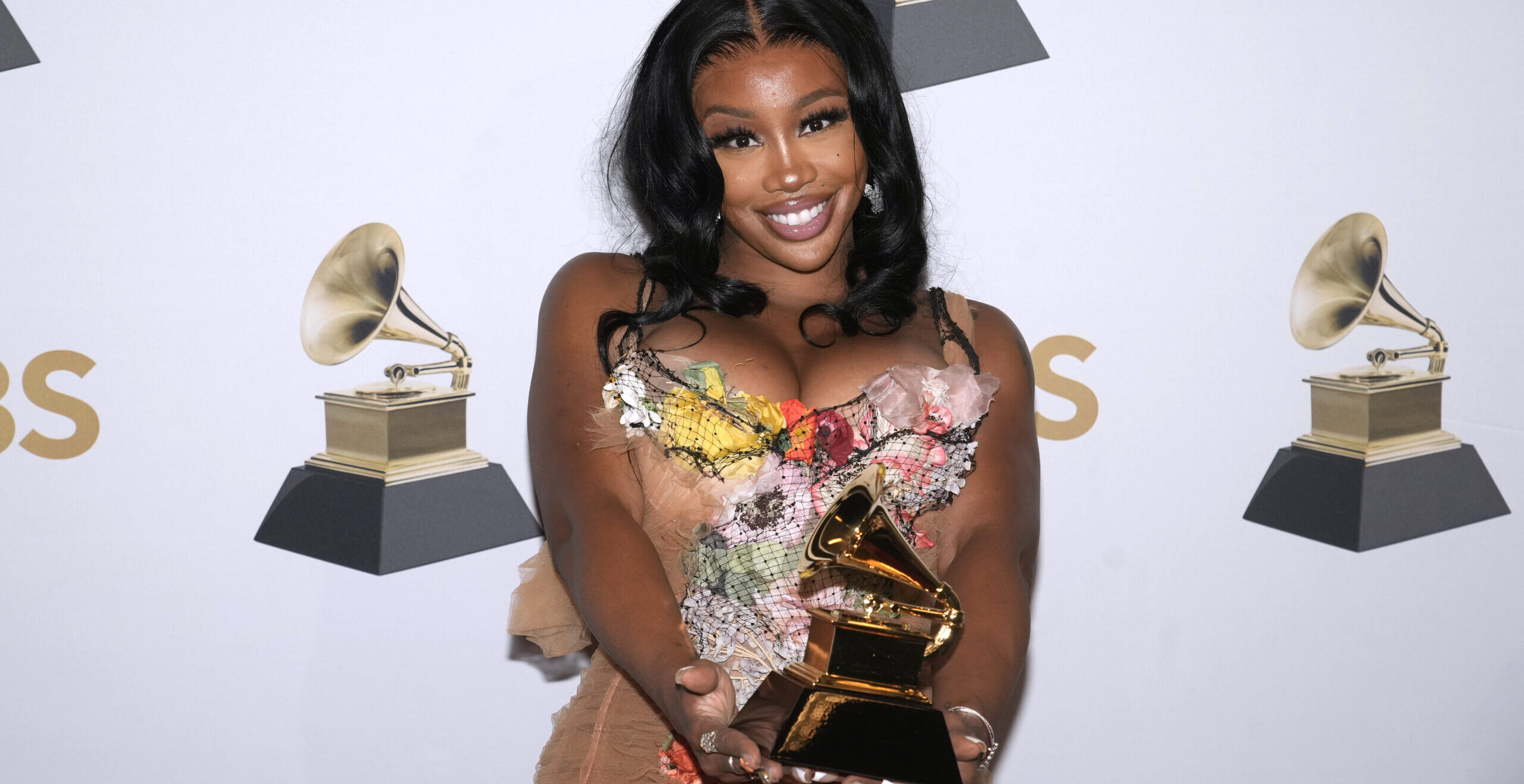SZA’s Makeup Artist Gives The Details Behind The Singer’s Grammys Look