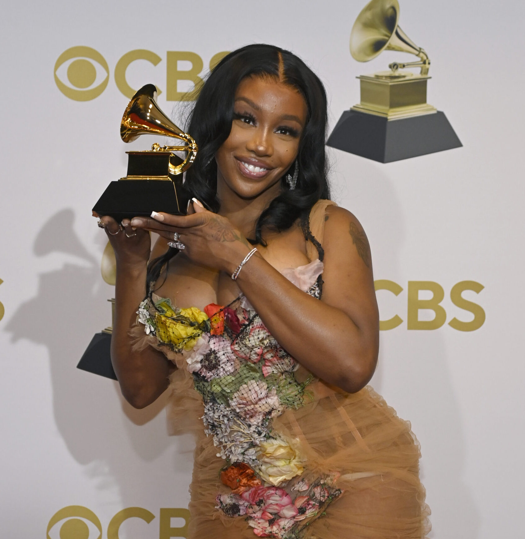 SZA’s Makeup Artist Gives The Details Behind The Singer’s Grammys Look