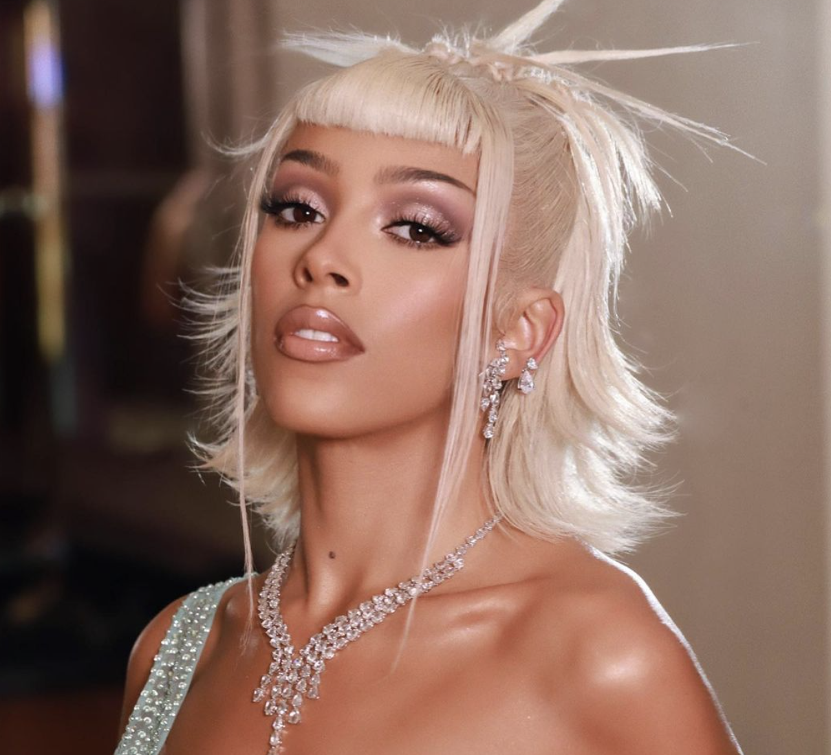 How To Recreate Doja Cat’s Nostalgic, Blonde Hairstyle From The Grammys
