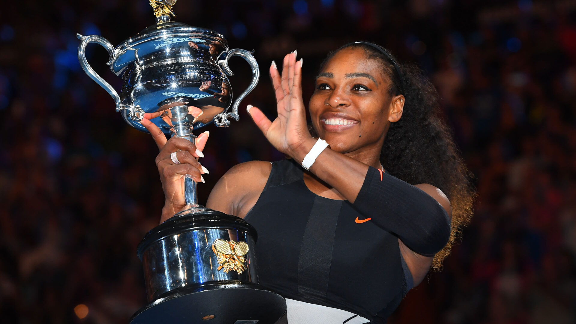 Venus Williams celebrates with Auckland Classic trophy