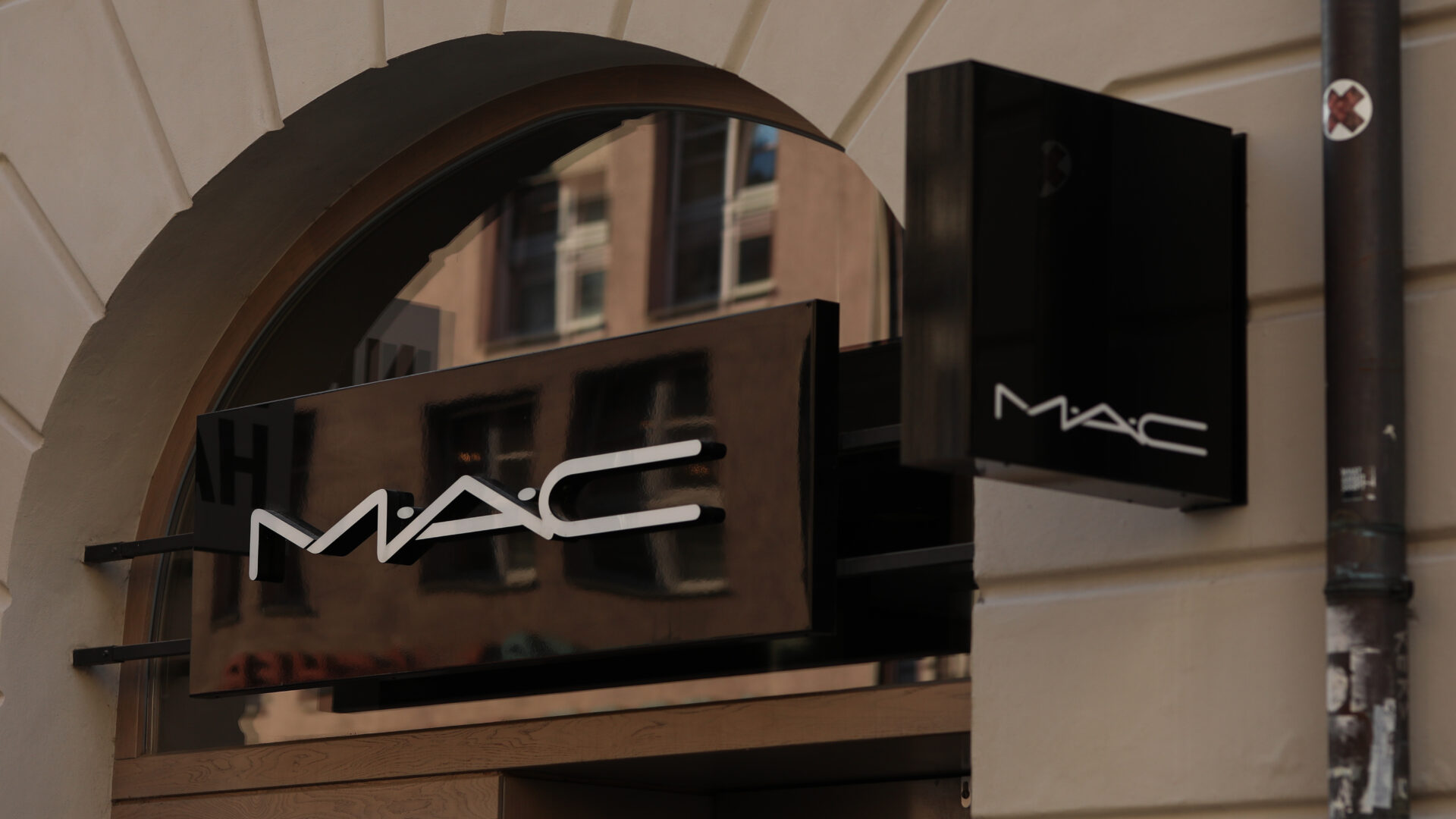 What Happened To The MAC Cosmetics Phenomenon?