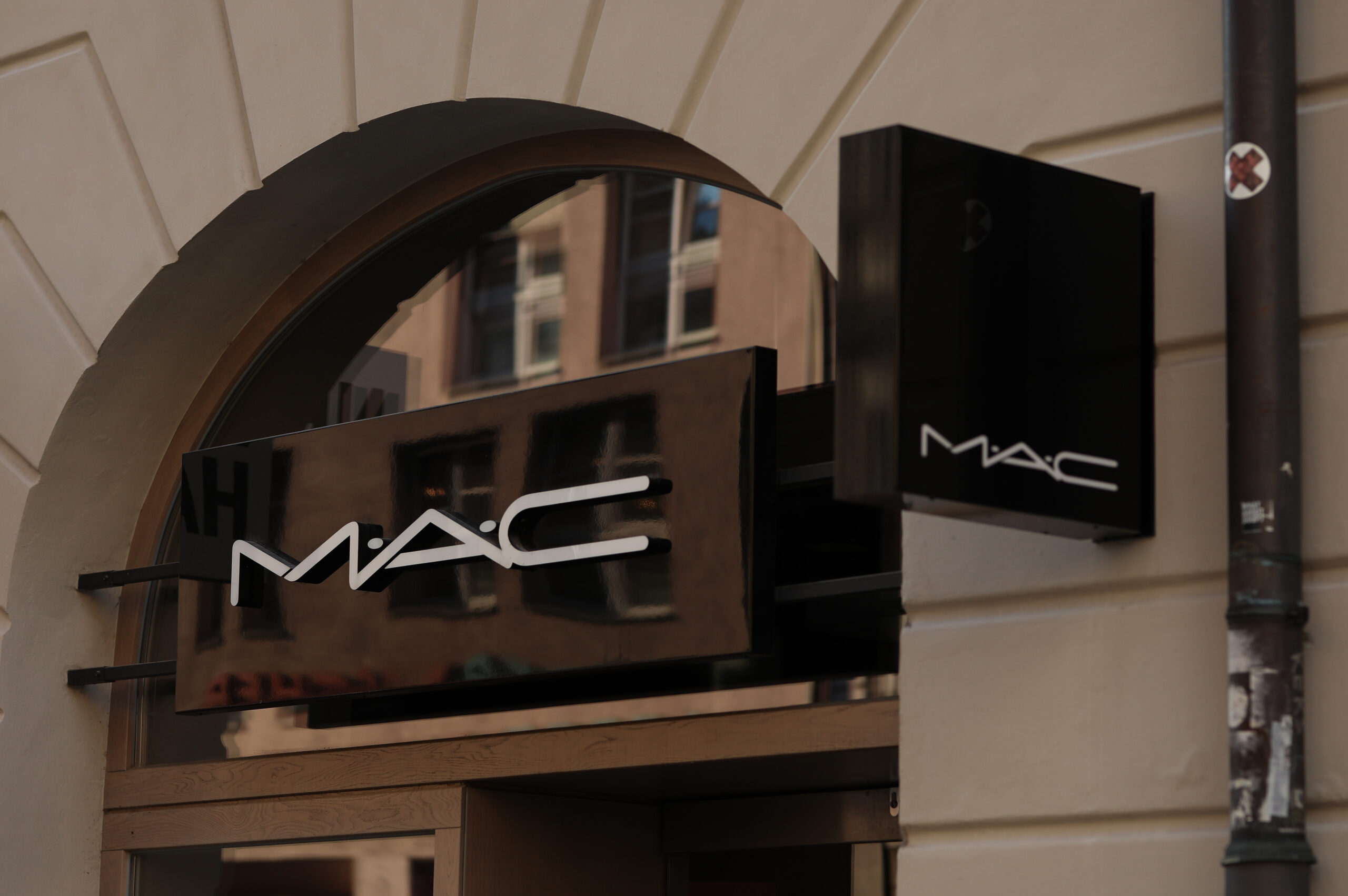 What Happened To The MAC Cosmetics Phenomenon? 