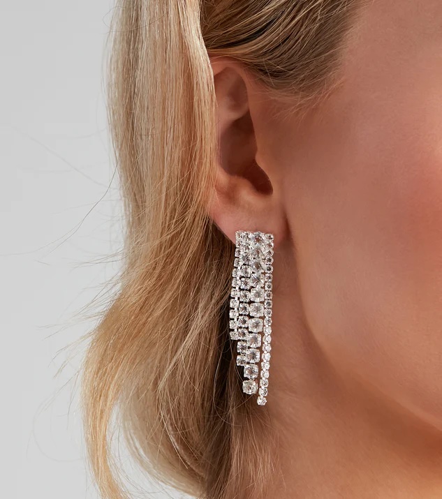 20 Fashion Forward Prom Accessories To Give Your Dress A Boost
