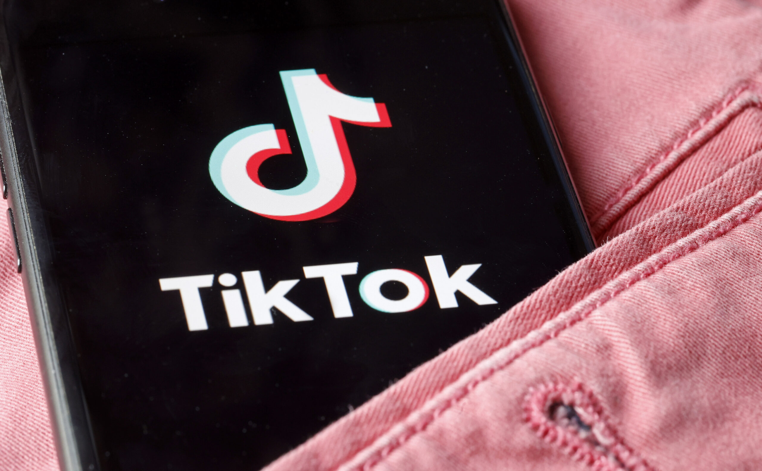 Isaac And Andrea: Navigating The Tiktok World - 766c4fi