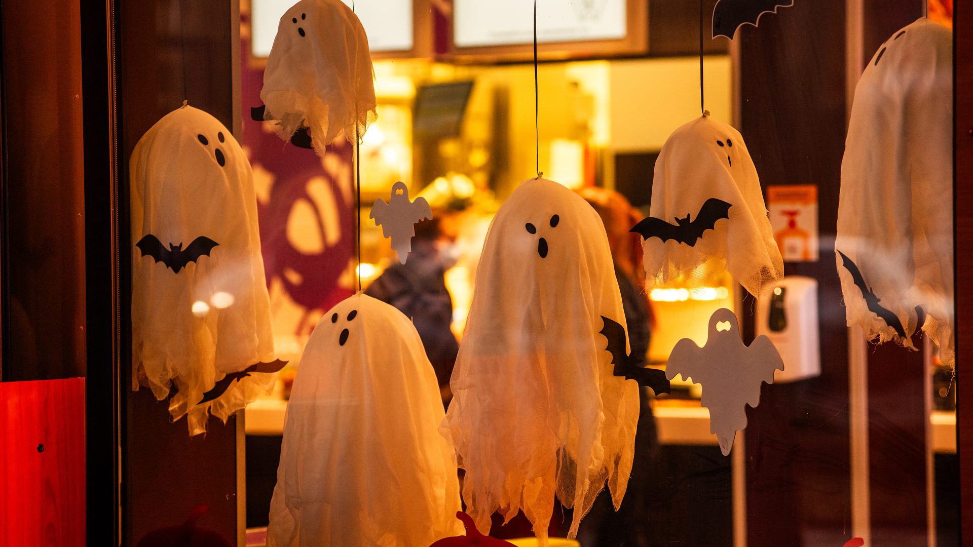 Quick And Fun Ideas To Elevate A Spooky Movie Night