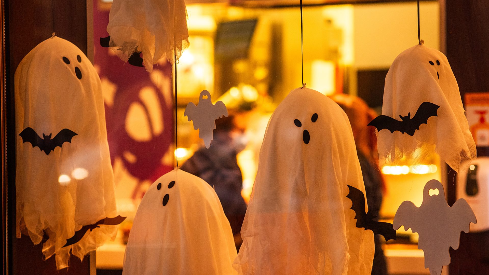 Quick And Fun Ideas To Elevate A Spooky Movie Night