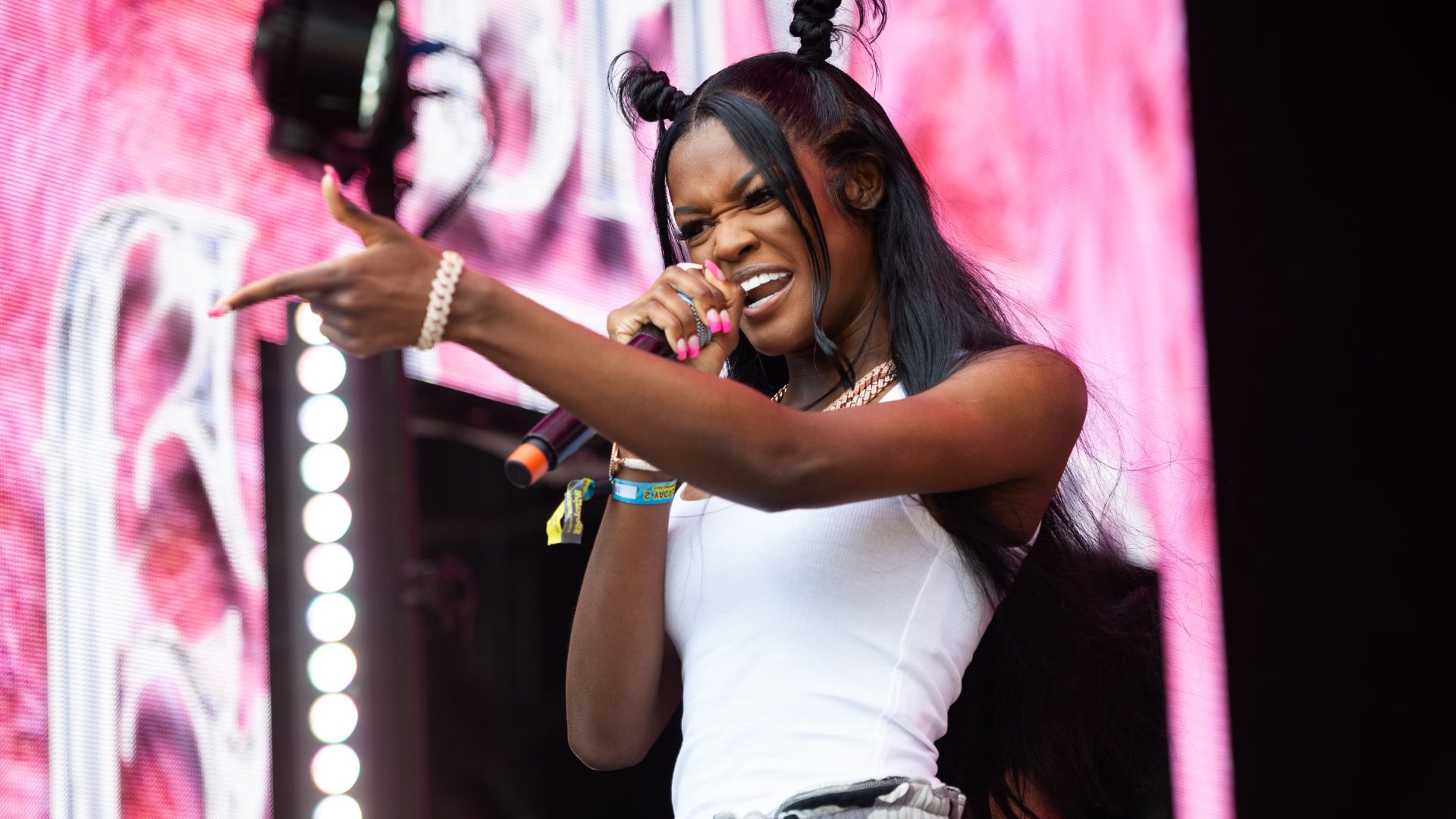 Bars, Bangs, And Bold Style: Chy Cartier’s Era Is Here